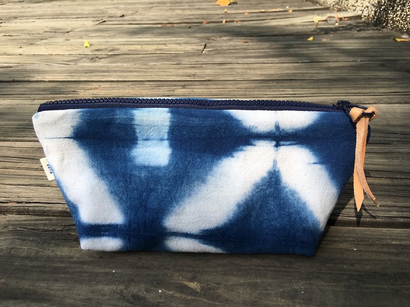 Natural handmade blue dye cosmetic bag random bag small - กระเป๋าเครื่องสำอาง - ผ้าฝ้าย/ผ้าลินิน สีน้ำเงิน