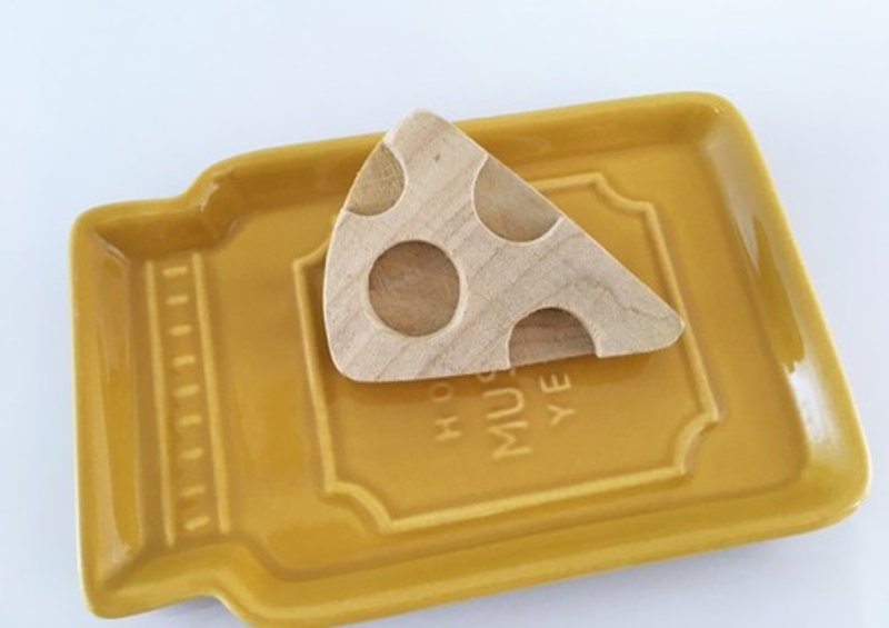 Cheese ◇ Cheese Aomori Hiba ◇ Wooden brooch - Brooches - Gemstone 