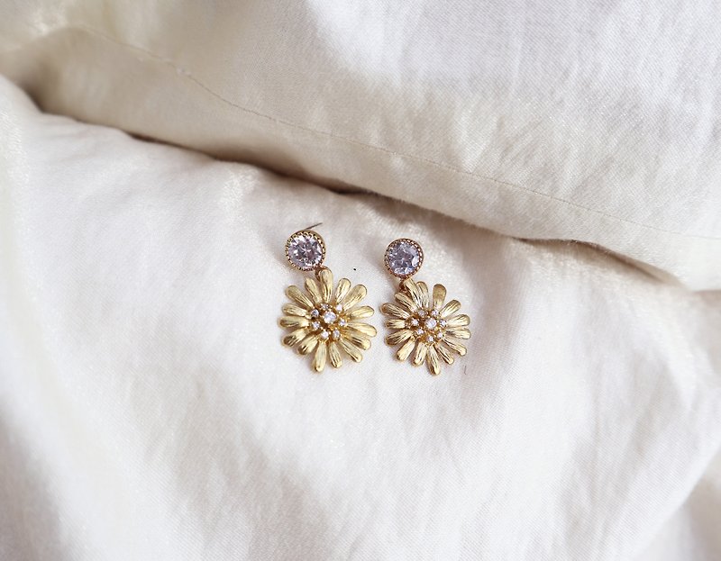 Round Di silent love sunflower circle zirconium earrings 925 Silver needles - ต่างหู - ทองแดงทองเหลือง 
