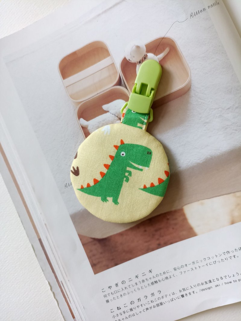 [Ships within 5 days] Cartoon Dinosaur Round Amulet Bag / Baby Shower Gift / Scented Charm Pouch - ผ้ากันเปื้อน - ผ้าฝ้าย/ผ้าลินิน 