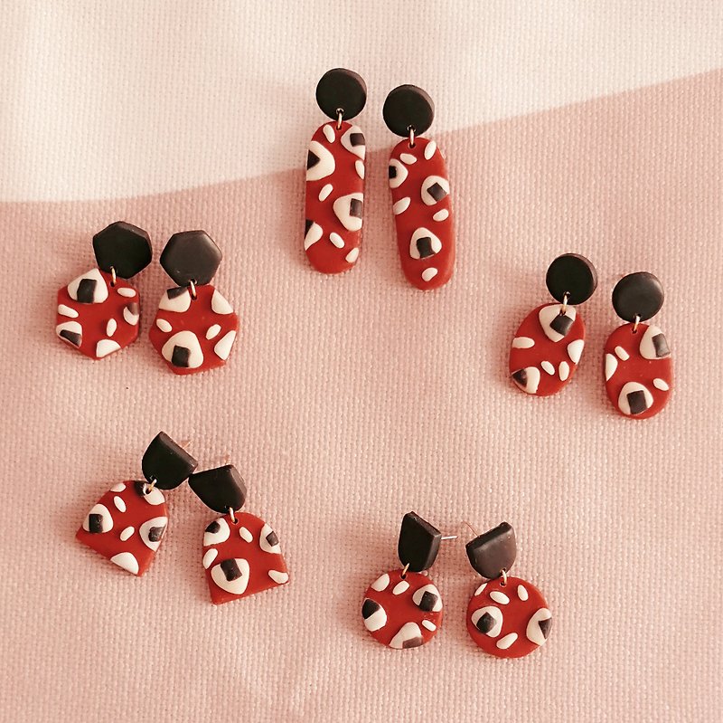 bi yummy//Japanese rice ball rice mini food pattern handmade soft clay earrings - ต่างหู - ดินเหนียว สีแดง