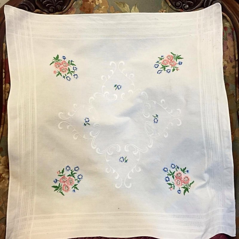 Early American embroidered flowers large square / tablecloth table cloth / home decoration - ผ้ารองโต๊ะ/ของตกแต่ง - วัสดุอื่นๆ 