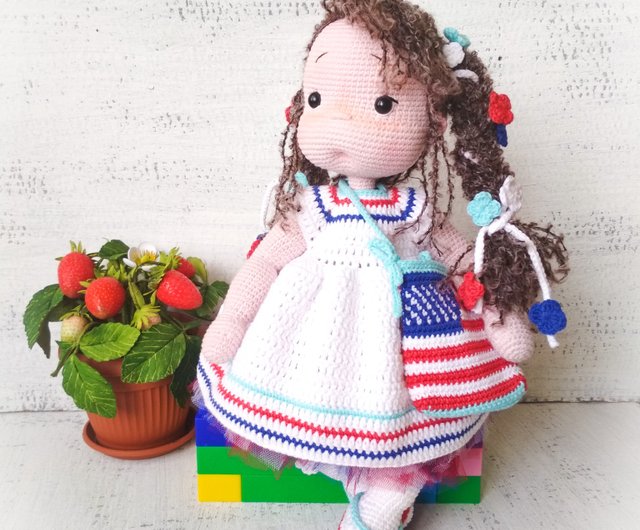 服のセットでかぎ針編みのウォルドルフ人形。手作りのティルダ
