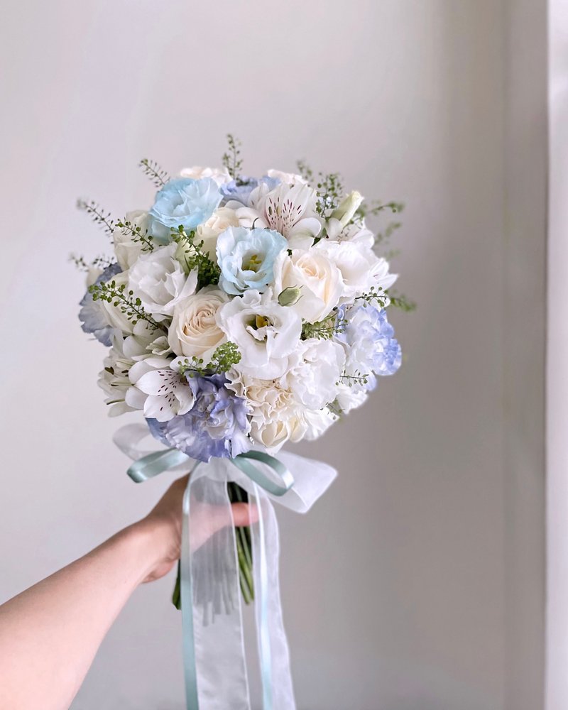 【鮮花】白藍色玫瑰洋桔梗康乃馨圓形鮮花捧花 - 其他 - 植物．花 藍色