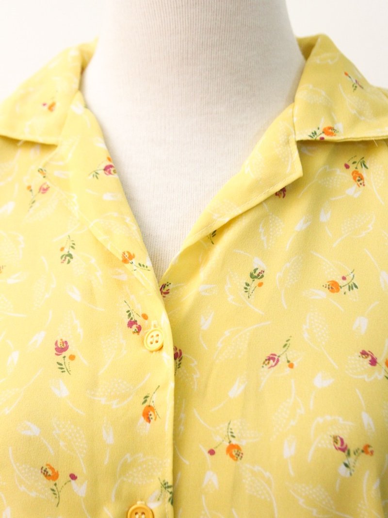 Retro Japanese Made Sweet Cute Floral Yellow Short Sleeve Vintage Shirt Vintage Blouse - เสื้อเชิ้ตผู้หญิง - เส้นใยสังเคราะห์ สีเหลือง