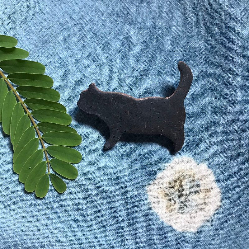 Black Cat  / ceramic brooch / handmade - 胸針/心口針 - 陶 黑色
