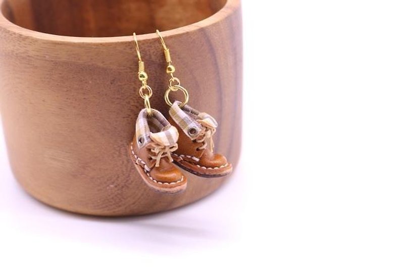 Small leather boots swaying pierced earrings | with chocolate lining - Necklaces - Genuine Leather 