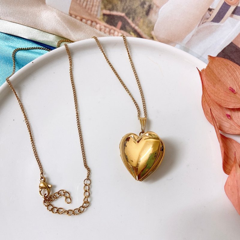 [Western Antique Jewelry] Love Elegant Pendant Necklace that can be opened to take photos - สร้อยคอ - เครื่องประดับ สีทอง