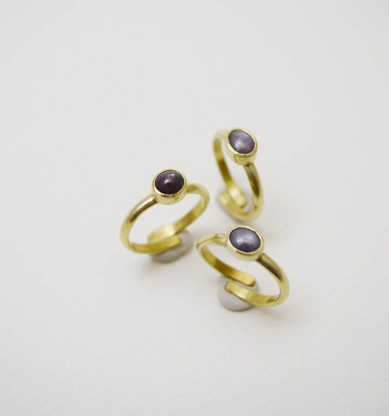 簡單小石系列-星光紅寶石‧黃銅戒指 - 戒指 - 銅/黃銅 紅色