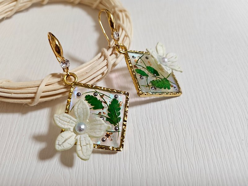 Original earrings full of green, three-dimensional flowers, niche dry grass leaves, handmade resin earrings - Earrings & Clip-ons - Resin Green
