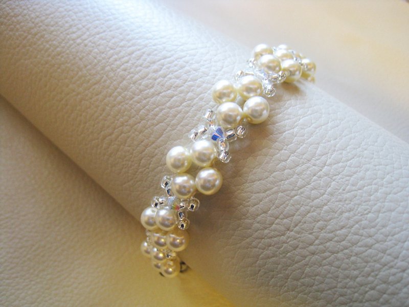 Silky Pearl & Swarovski Crystal Bracelets / SMA : Cream Bridal* - สร้อยข้อมือ - ไข่มุก สีทอง