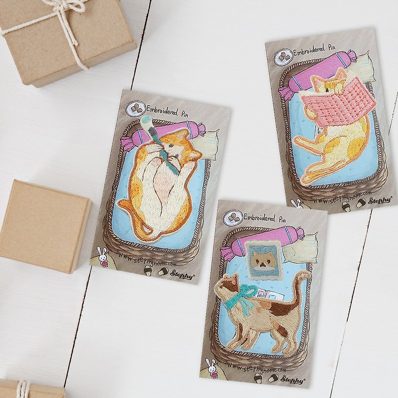 Hero Cat handmade embroidery brooch / pins/ Cat lover gift / birthday gift - Brooches - Thread 