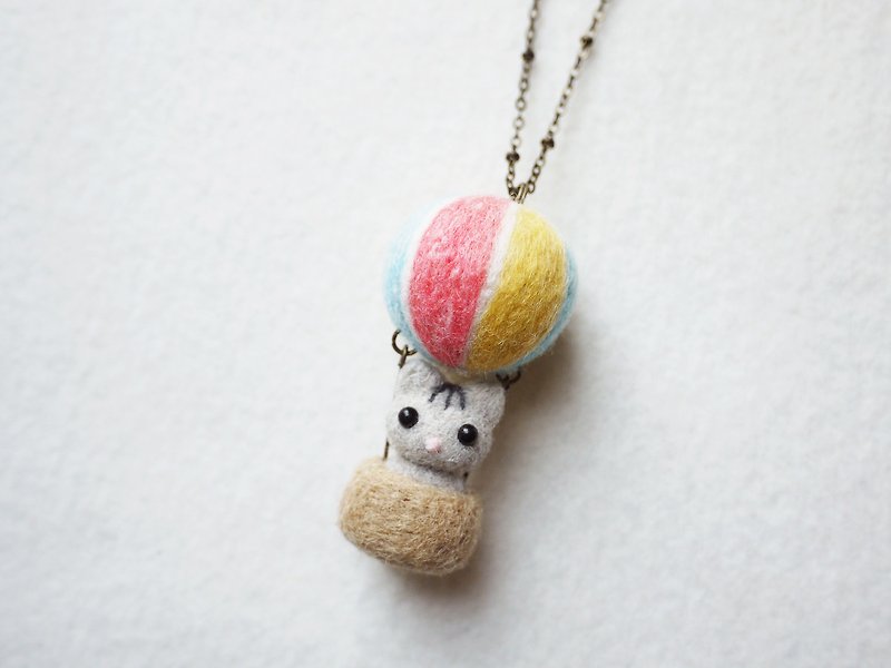Petwoolfelt - Needle-felted Sky Travel Cat (necklace/bag charm) - Necklaces - Wool Multicolor