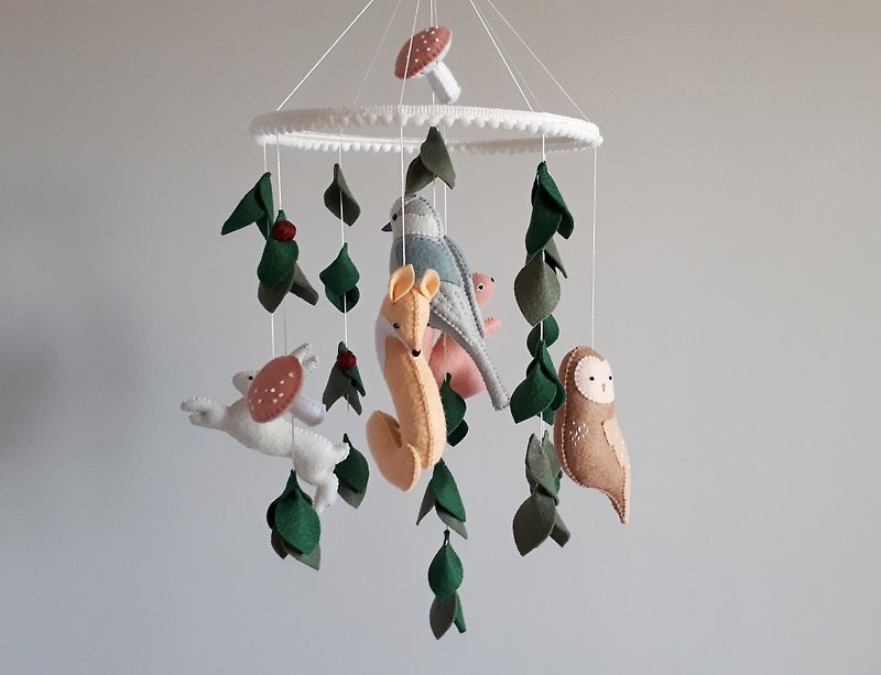 Forest crib mobile with hare, fox, owl, squirrel and gray jay - 寶寶/兒童玩具/玩偶 - 其他材質 綠色