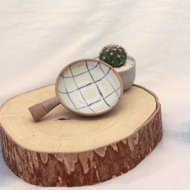 3.2.6. studio: Handmade ceramic tree bowl with wooden handle. - 花瓶/陶器 - 陶 白色