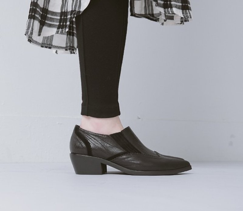 Quietly low-cut jagged carved leather boots black - รองเท้ารัดส้น - หนังแท้ สีดำ