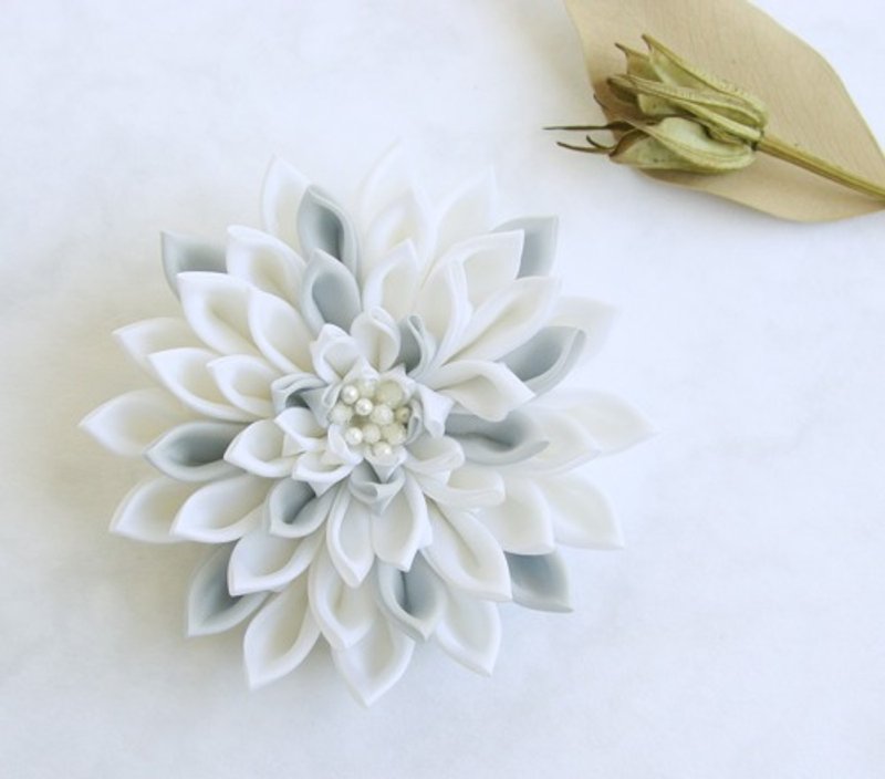 つまみ細工　白いダリアのコサージュ　ブローチ - 胸花/手腕花 - 棉．麻 白色
