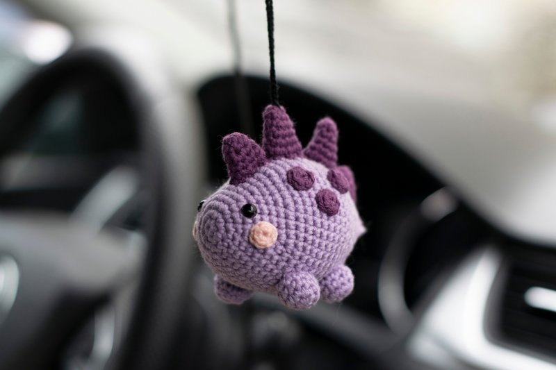 Dinosaur car accessories, rear view mirror charm, cute pendant, 平安車掛, 针织玩具 汽車用品 - 吊飾/掛飾 - 棉．麻 紫色