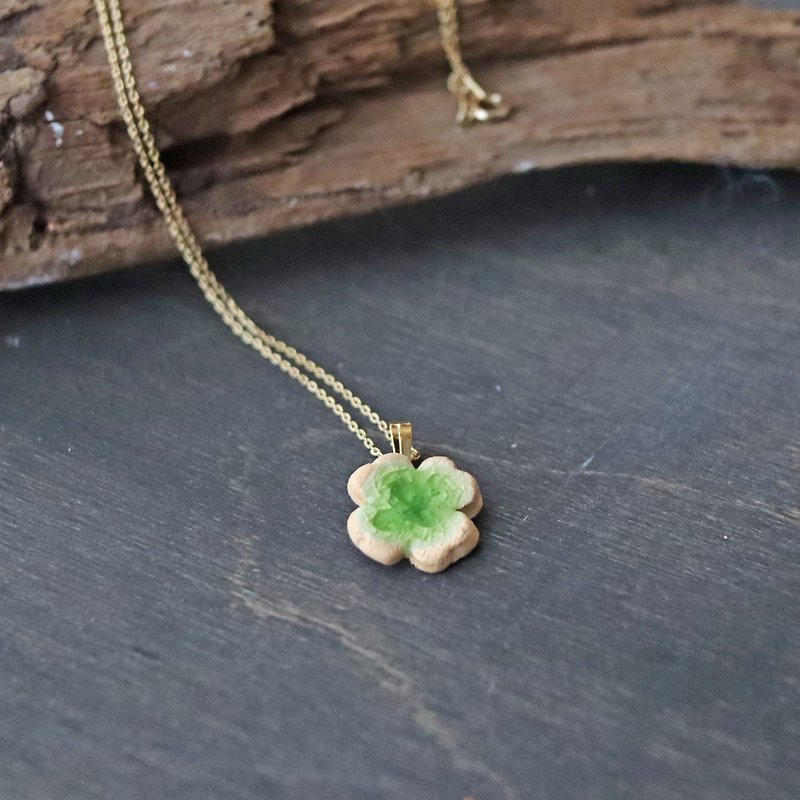 Lucky [Shigaraki ware] Clover necklace that brings good luck Traditional crafts Emerald clover Happiness - Necklaces - Pottery Green