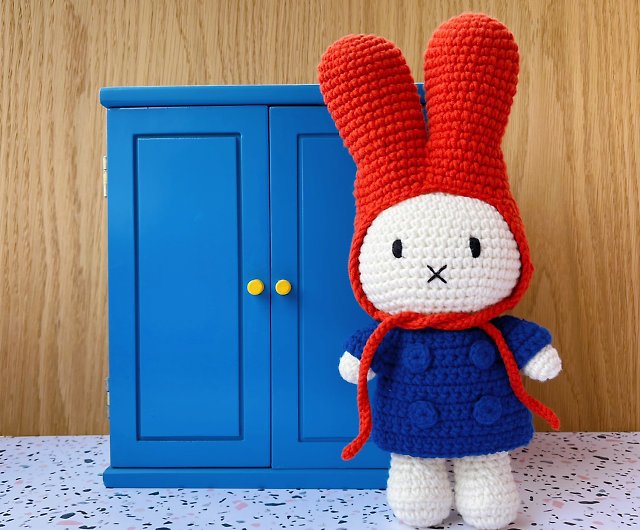 オランダ Just Dutch | Miffy ミッフィーうさぎの編み人形と彼女のブルーコート＋レッド