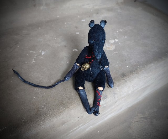 不気味なネズミ。黒の不気味なネズミ人形。ゴシックラットの置物