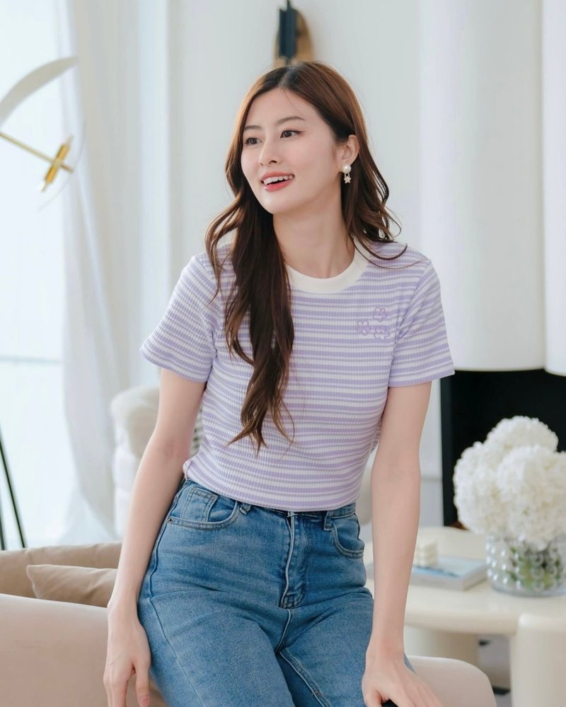 BIRUCHU JOYFUL TEE -  Lavender Knitted Striped 紫白色條紋T恤 - เสื้อยืดผู้หญิง - วัสดุอื่นๆ สีม่วง