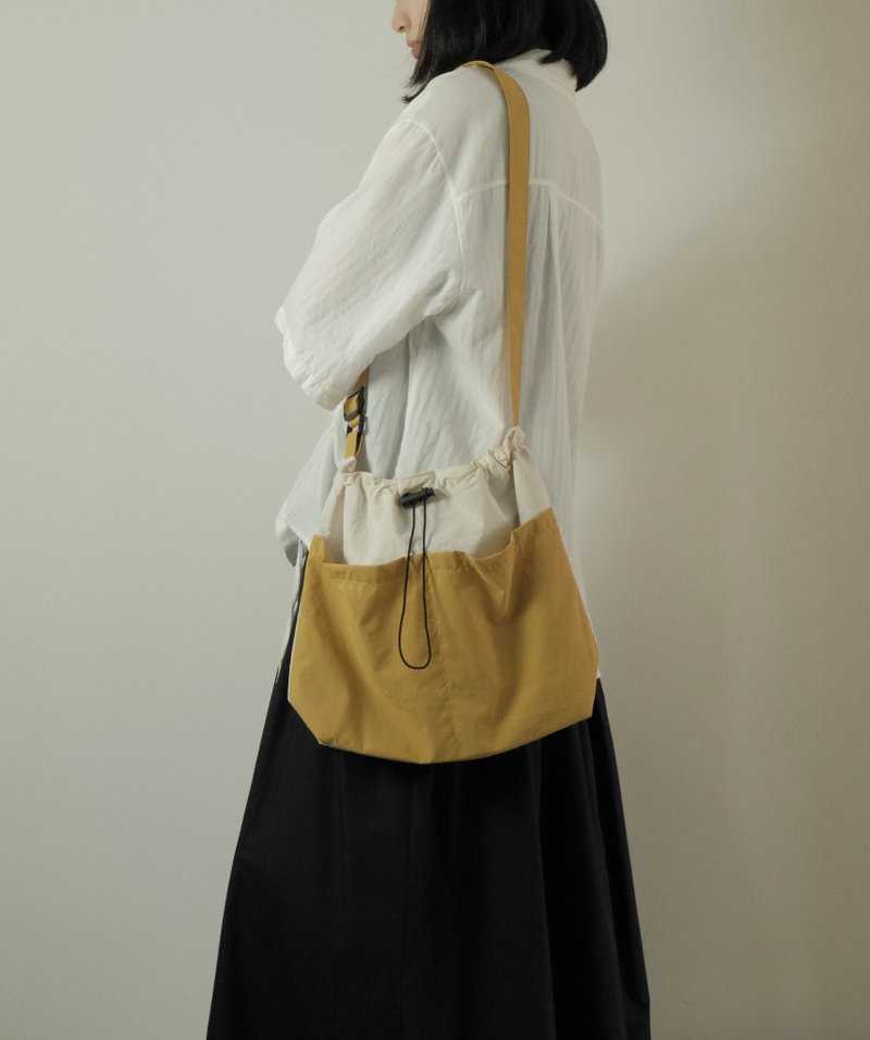 Yellow and white splicing casual sports drawstring lightweight crossbody bag - กระเป๋าแมสเซนเจอร์ - วัสดุอื่นๆ สีเหลือง