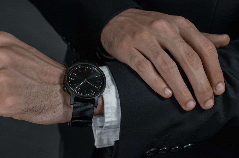 プライム1.0.1ダークハードウッド木製時計-ミュートブラック42mm - 腕時計 ユニセックス - 木製 ブラック