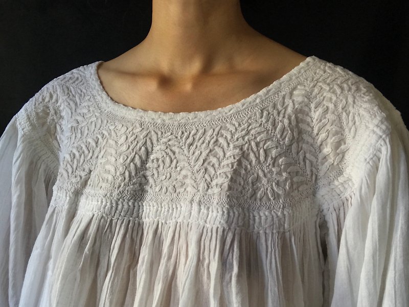 Mexican hand-embroidered 3/4 sleeves top/ blouse - เสื้อผู้หญิง - ผ้าฝ้าย/ผ้าลินิน 