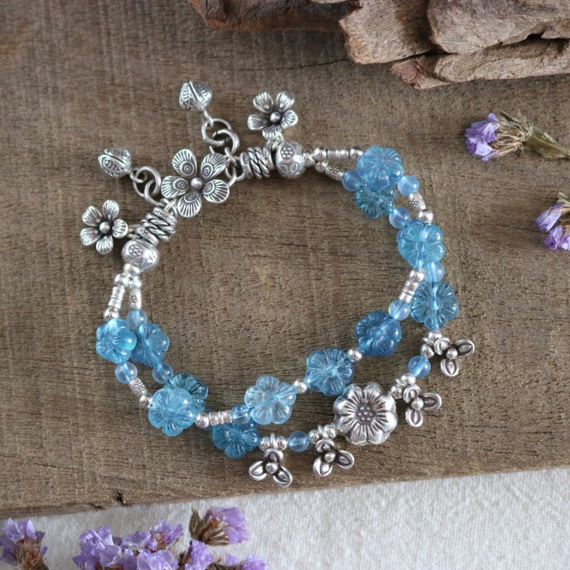 Handmade Natural Aquamarine Carved Flower Bracelet with Karen Hill Tribe Silver - สร้อยข้อมือ - เงินแท้ สีน้ำเงิน