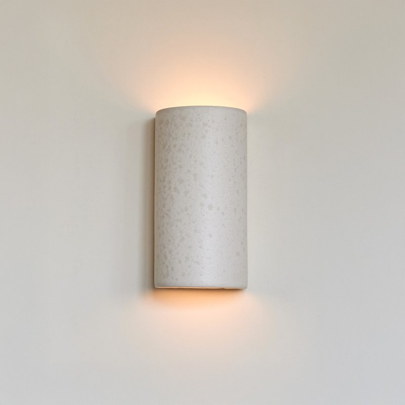 Artisanal White Ceramic Wall Sconce - Textured Clay Lamp - 燈具/燈飾 - 黏土 白色