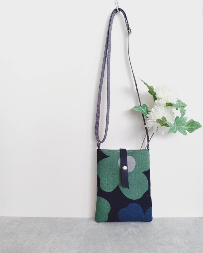 【BTK / Everyday Crossbody Bag】Nordic Blue-Green Floral Print with Large Zipper Pocket, Japanese Fabric, Canvas - กระเป๋าแมสเซนเจอร์ - ผ้าฝ้าย/ผ้าลินิน สีน้ำเงิน