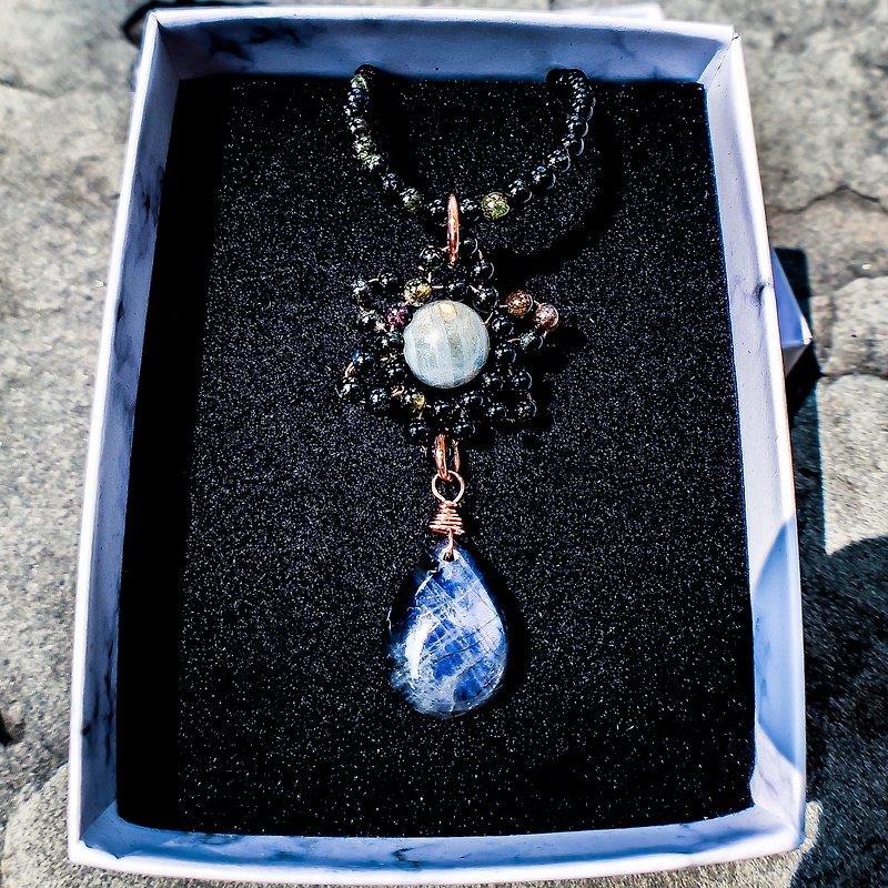 [Limited one] Endless loop [Shield of evil spirits] Labradorite/dark tourmaline crystal design necklace - สร้อยคอ - คริสตัล สีทอง
