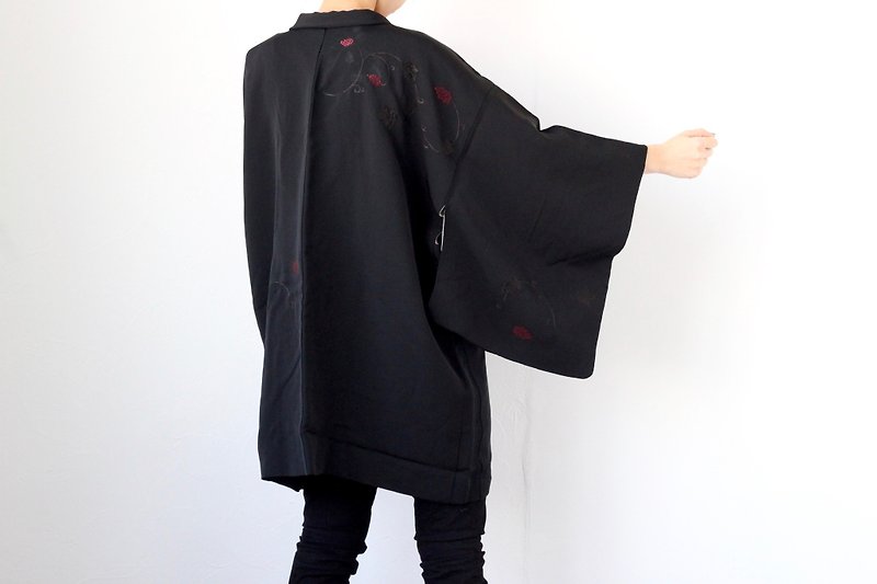 black embroidered kimono, Japanese clothing /4132 - 女大衣/外套 - 絲．絹 黑色