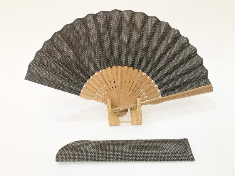 【受注制作】着物扇子　アンティークの絹の着物使用　日本の京都の職人が手仕事で制作　オンリーワン　プレゼントに最適 - 扇子 - 絲．絹 咖啡色