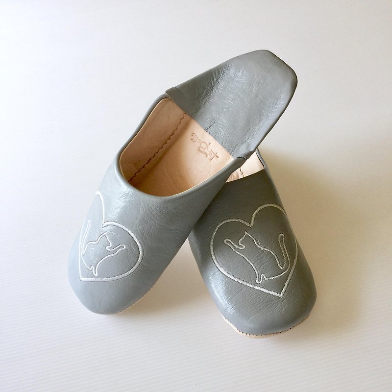 Beautiful embroidery Babushu slipper gat High five cat gray - Other - Genuine Leather Gray