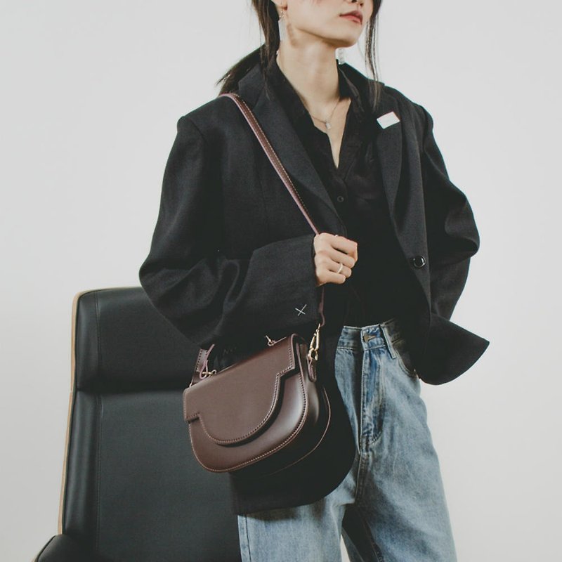Dark brown plum tofu 3 color minimalist foundation flip saddle bag PU leather portable commuter crossbody bag - กระเป๋าแมสเซนเจอร์ - หนังเทียม สีนำ้ตาล