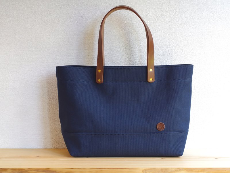 Leather handle canvas tote bag (Snap top) A4 landscape navy blue - กระเป๋าถือ - ผ้าฝ้าย/ผ้าลินิน สีน้ำเงิน