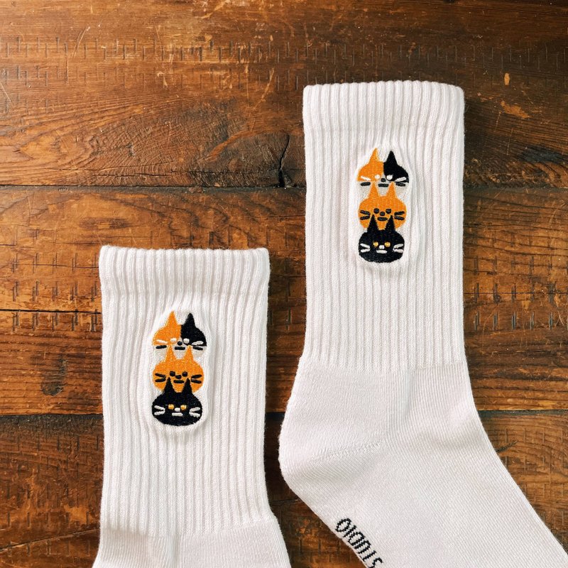 Furry Zoo embroidered sports stockings mid-calf socks-Sambo Cat - ถุงเท้า - ผ้าฝ้าย/ผ้าลินิน ขาว