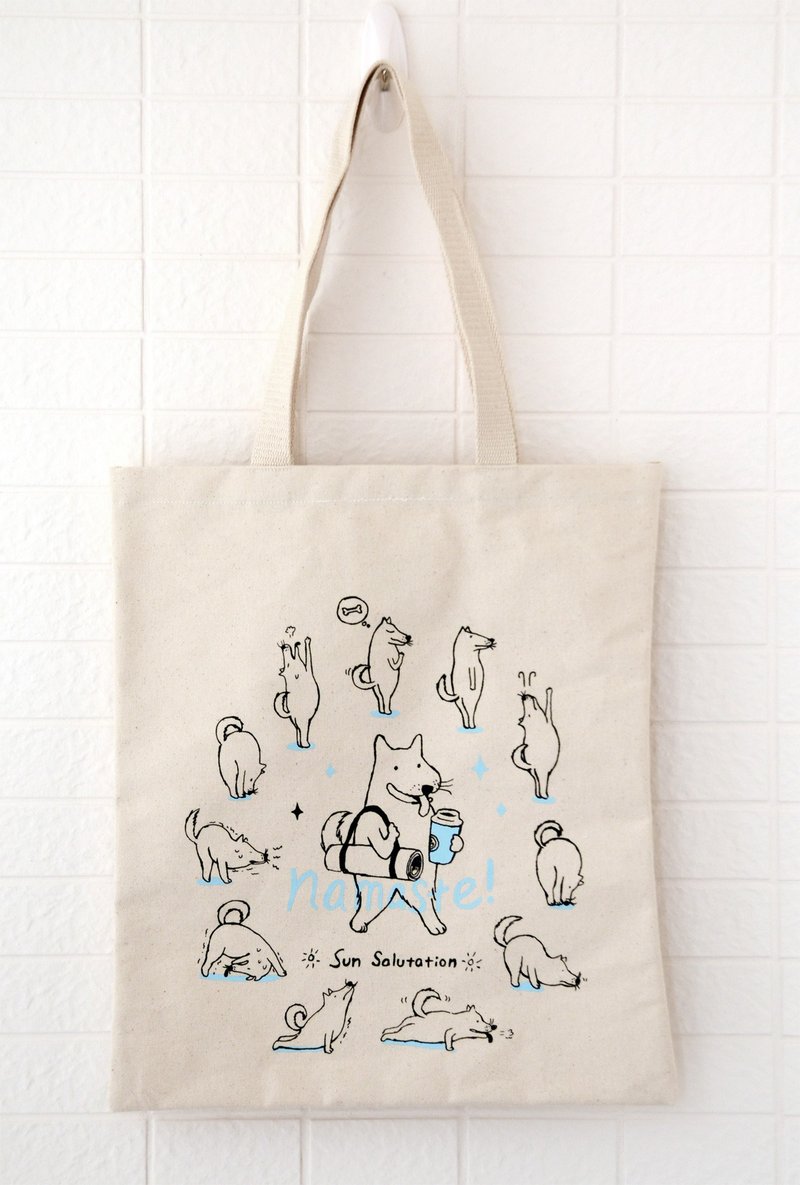 Namaste 跟著拜日式狗狗去上瑜珈課吧！Sun Salutation Yoga Tote 帆布瑜珈袋(售完） - 側背包/斜背包 - 紙 白色