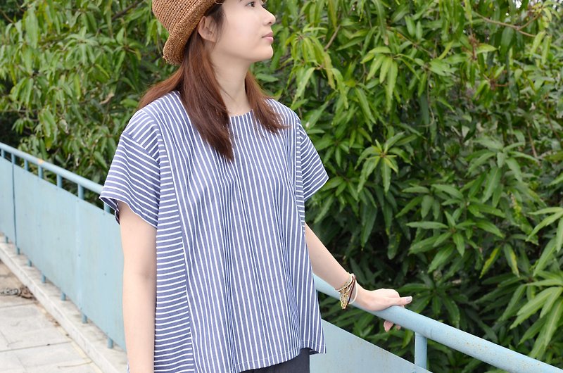 [HIKIDASHI] round neck blue striped top - เสื้อผู้หญิง - ผ้าฝ้าย/ผ้าลินิน หลากหลายสี