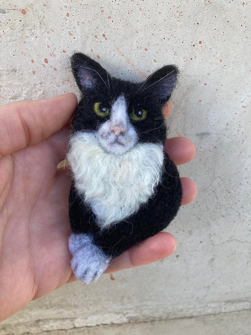 Personalized cat portrait pin from photo Custom pet wool replica brooch Pet loss