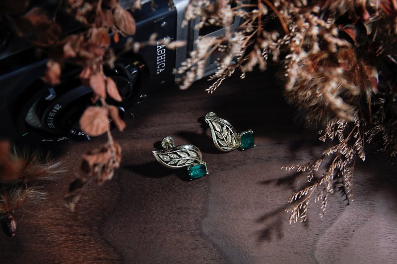 Vintage Signed"CORO"Emerald Green Rhinestone Gold Leaf Earrings - ต่างหู - โลหะ สีเงิน