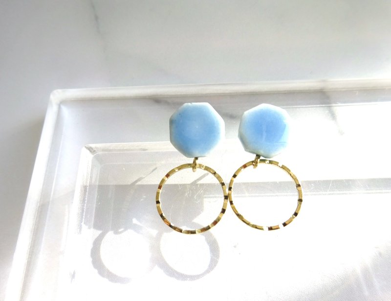 Octagonal and gold ring porcelain earrings Clip-On blue - ต่างหู - ดินเผา สีน้ำเงิน