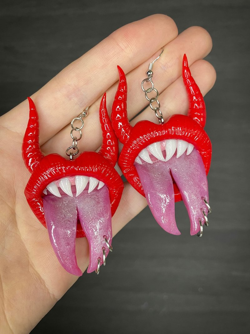 Earrings. Red monstrous lips with horns. - ต่างหู - ดินเหนียว 