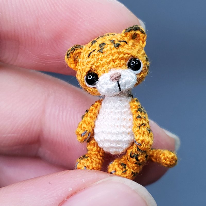 Extremely tiny micro crocheted tiger.Dollhouse miniature. Amigurumi stuffed toy. - 公仔/玩偶 - 棉．麻 橘色