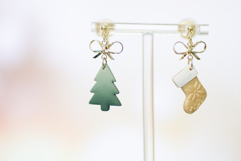 【手工軟陶】聖誕樹 金襪子 耳環耳夾 - 耳環/耳夾 - 陶 綠色