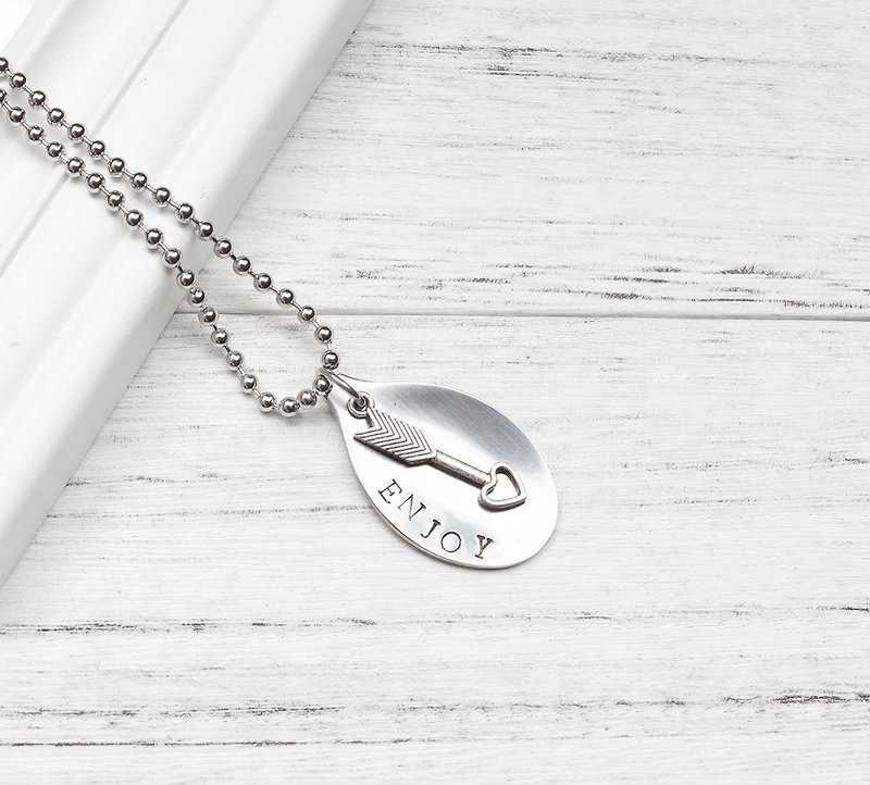 [Cupid Arrow ENJOY necklace] stainless steel hand knock Hands personalized letters minimalist geometry Valentine birthday anniversary banquet party to exchange gifts for Christmas - สร้อยคอ - โลหะ สีเทา