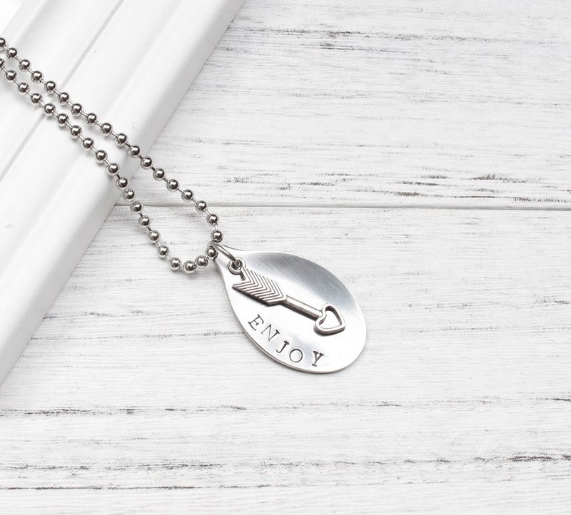 [Cupid Arrow ENJOY necklace] stainless steel hand knock Hands personalized letters minimalist geometry Valentine birthday anniversary banquet party to exchange gifts for Christmas - สร้อยคอ - โลหะ สีเทา