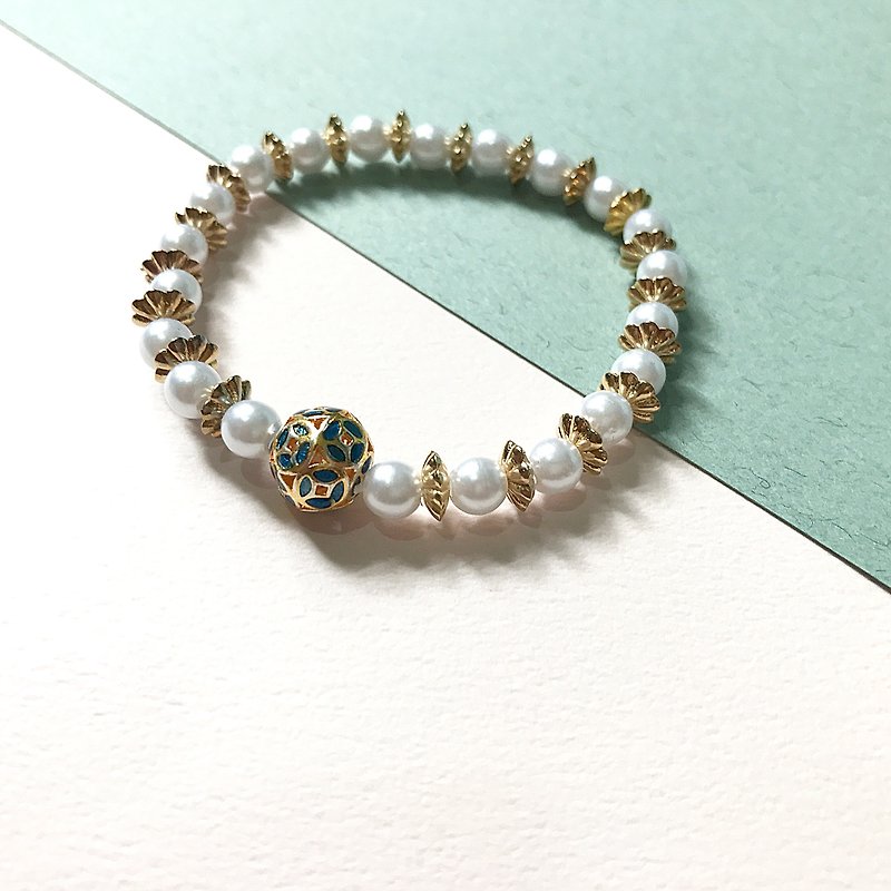[Da Da Daily]Retro gold flower pearl earrings bracelet - สร้อยข้อมือ - โลหะ 